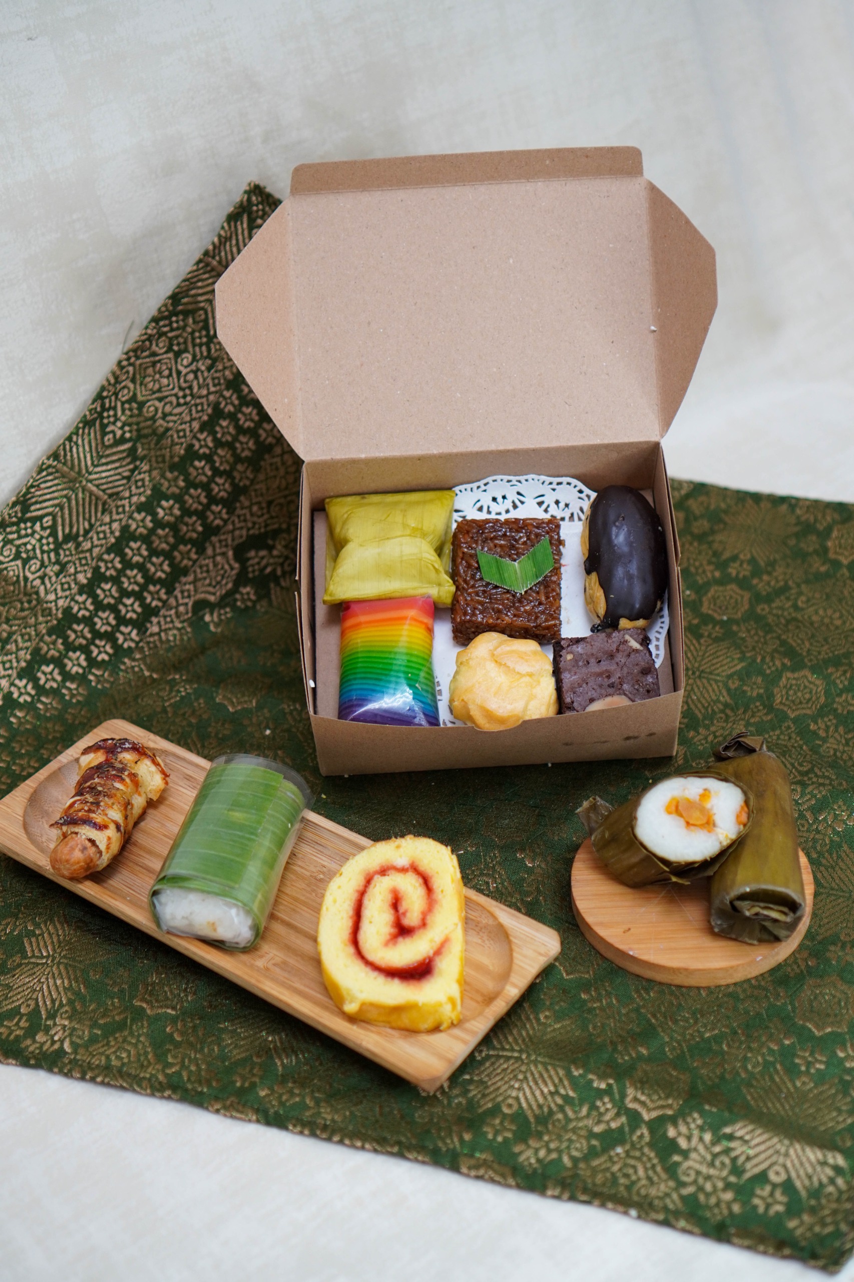 sengkoeloen adalah rekomendasi snack box di Jakarta karena memiliki variasi yang lengkap